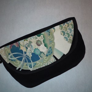 Pochette in seta dal kimono giapponese vintage.  Nero con riflessi blu e bianchi. Completamente foderato B74