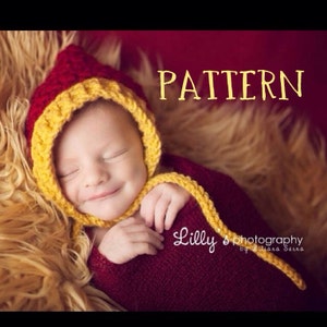 Puede incluir: Un bebé recién nacido con un gorro y un atuendo a juego de crochet rojo y amarillo. El gorro tiene una cola larga que está atada alrededor del cuello del bebé. El bebé duerme plácidamente sobre una superficie marrón y peluda. El texto "PATTERN" está escrito en letras amarillas sobre la cabeza del bebé. El texto "Lilly's photography by Liliana Serra" está escrito en letras blancas debajo de los pies del bebé.