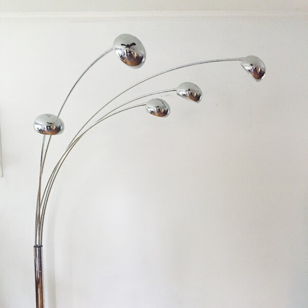 Lámpara de pie arco cromo vintage. Lámpara de globo ocular de cromo. Lámpara de mármol y cromo. Lámpara del orbe. Mediados siglo iluminación