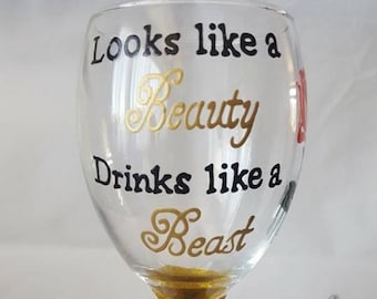 La Bella y la Bestia de Disney, Pintada a mano, Purpurina, Copa de vino de diseño, Parece una bebida de belleza como una bestia con rosa roja, idea de regalo.