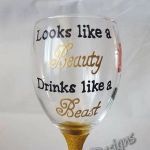 La Bella y la Bestia de Disney, Pintada a mano, Purpurina, Copa de vino de diseño, Parece una bebida de belleza como una bestia con rosa roja, idea de regalo.
