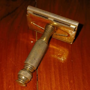 Gillette Vintage Travel Tech 3-Piece Short Safety Razor in Gold/Brass L2 1966