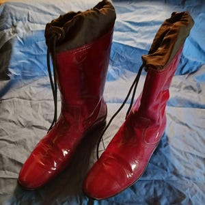 Vintage Tod's laarzen Italiaanse dameslaarzen rood vinyl zwarte accenten Maat ongemarkeerd geschatte damesjaren 6-7 jaren 90