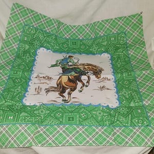 Vintage des années 1980 cowboy cavalier de cheval sauvage dans le désert bandana vert à carreaux et dos de cartes à jouer fond thème western stylisé