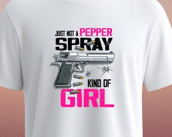 Camiseta "Só não sou o tipo de garota que usa spray de pimenta" – Camiseta com estampa para mulheres ousadas – Camiseta com atitude confiante – Blusa rosa e preta marcante