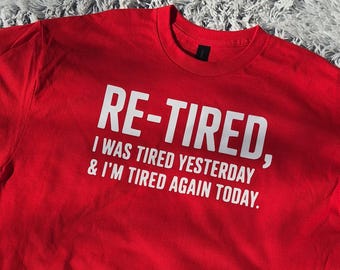 Camiseta "Re-Tired" com Frase Engraçada sobre Cansaço, Camiseta com Humor sobre Exaustão, Camiseta Vermelha Sarcástica com Estampa, Camiseta com Humor Adulto com a Qual Você se Identifica