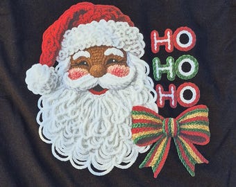 Camiseta preta de Natal com estampa de Papai Noel em imitação de fios – Camiseta de Natal HO HO HO – Camiseta festiva com efeito crochê – Camiseta unissex para as festas de fim de ano – Camiseta de Natal com laço Kente