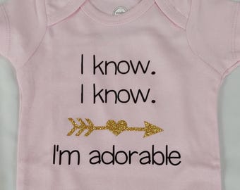 Body infantil "Eu sei que sou adorável" - Body fofo para bebê com flecha dourada - Presente divertido para chá de bebê - Roupa para recém-nascida