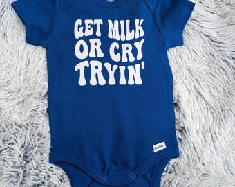 Body infantil "Get Milk or Cry Tryin" - Body divertido para bebê - Roupa infantil azul - Presente fofo para chá de bebê