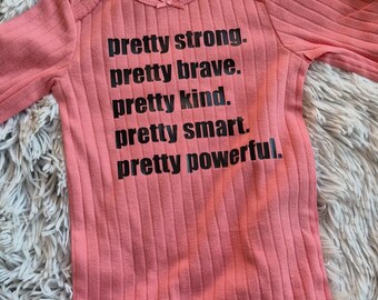 Body infantil "Pretty Strong Pretty Brave" para bebê menina – Body infantil empoderador – Roupa para recém-nascida com mensagem de afirmação positiva – Presente para bebê com estampa de poder feminino