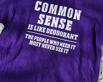 Camiseta "Senso Comum" com Frase Engraçada e Sarcástica - Camiseta Unissex com Estampa Gráfica - Ideia de Presente Divertida