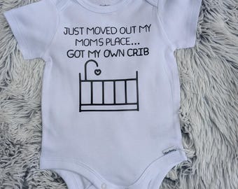 Body para bebê "Acabei de sair da casa da minha mãe", body para berço "Tenho meu próprio berço", roupa engraçada para recém-nascido, camiseta para bebê que está chegando em casa