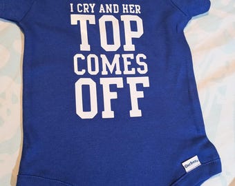 Body infantil "Eu choro e a blusa dela sai" - Roupa engraçada para bebês, ideal para amamentação - Presente para chá de bebê - Unissex para recém-nascidos