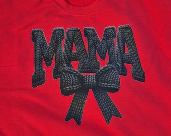 Camiseta MAMA com Laço Falso de Tricô – Camiseta Fofa com Estampa de Mamãe – Camiseta com Aparência de Lã – Presente Confortável para a Mamãe – Camiseta Unissex para Mamãe