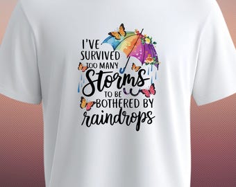 Camiseta "Sobrevivi a Muitas Tempestades" - Frase Inspiradora - Camiseta Motivacional com Estampa - Presente Ideal para Ela