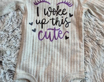 Body infantil "Acordei esta linda bebê" - Body divertido para meninas - Roupa fofa para recém-nascida - Presente para chá de bebê