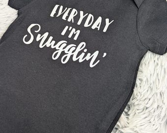 Body infantil "Todo dia eu sou um aconchego" - Body infantil divertido - Roupa fofa unissex para recém-nascidos - Ideia de presente para chá de bebê