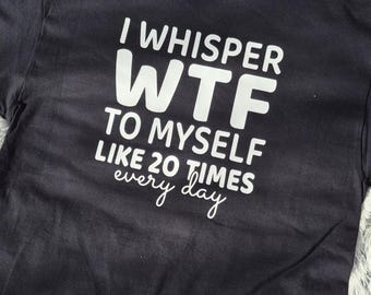 Camiseta "Eu sussurro 'WTF' para mim mesma umas 20 vezes por dia", camiseta gráfica engraçada e sarcástica, camiseta com humor com o qual você se identifica, presente de humor adulto