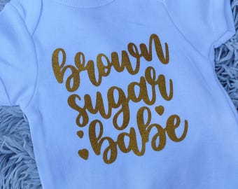 Body para Bebê "Brown Sugar Babe" - Body fofo para bebê menina com detalhes em glitter dourado - Roupa para recém-nascida - Presente encantador para chá de bebê