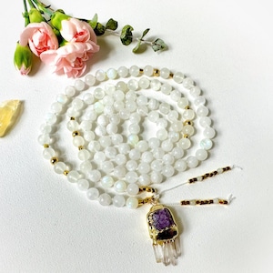 Lunar Essence Mala Halskette mit Regenbogen Mondstein Mala Perlen, 108 Meditationskristall Heilung Halskette, Manifestation Weihnachtsgeschenk für Sie