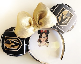 Puede incluir: Orejas de ratón negras y doradas con un logotipo de Vegas Golden Knights en cada oreja. El lazo es dorado con un acabado brillante. TM.