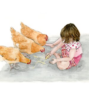 Puede incluir: Ilustración en acuarela de tres gallinas marrones y un niño dibujando sobre una superficie gris. El niño lleva un vestido rosa con lunares blancos. Las gallinas tienen crestas rojas y están reunidas alrededor del niño.
