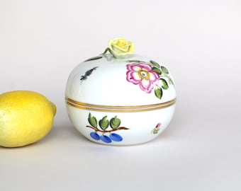 Caja de porcelana Herend con tapa: Flores y frutas pintadas a mano, 1979