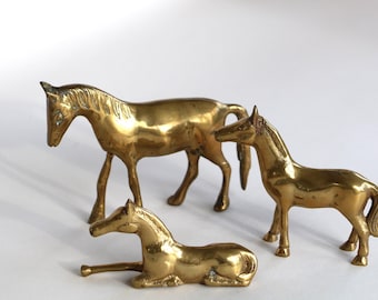 Set de 3 figuras de caballos de latón fundido, figuras de metal, adorno modernista de mediados de siglo, estilo vintage.