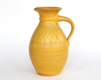 Jarrón amarillo de cerámica Wilhelm Kagel, alfarería de estudio de Alemania Occidental, jarra con asa, estilo vintage de mediados de siglo, amarillo suave, esgrafiado, hecho a mano.