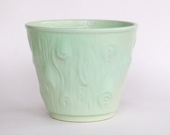 Maceta de cerámica de Alemania Occidental: Cerámica verde claro moderna de mediados de siglo con relieve de madera