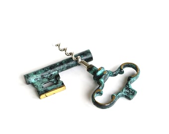 Sacacorchos con llave maestra vintage: Abridor de botellas de vino de latón con cardenillo