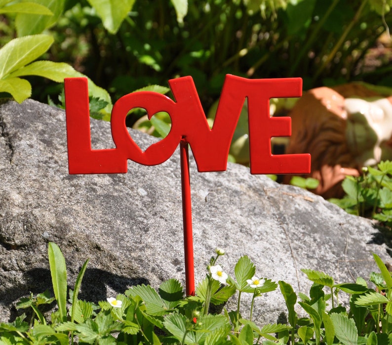 Love Metal Garden Stake imagem 1