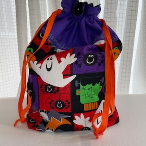 Visages d'Halloween | Sac cadeau d'Halloween, Sac à chaussures d'Halloween, Trousse de toilette d'Halloween, Sac à friandises d'Halloween | Sac à cordon doublé