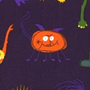 Könnte beinhalten: Ein lilafarbener Hintergrund mit einer Vielzahl von bunten Comic-Monstern. Die Monster haben unterschiedliche Formen, Größen und Farben. Ein Monster ist orange mit einem lilafarbenen Umriss und hat ein breites Lächeln mit weißen Augen und Zähnen.