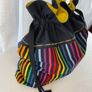 Sac cadeau réutilisable |  Sac cadeau à rayures arc-en-ciel |   Trousse de toilette à rayures arc-en-ciel |   Sac de rangement à rayures arc-en-ciel |  Sac à cordon doublé