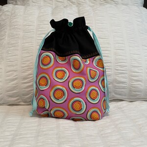 Sac cadeau graphique rose |   Sac graphique rose |  Sac de rangement graphique rose |  Sac cadeau réutilisable |  Sac à cordon doublé | Sac cadeau en tissu