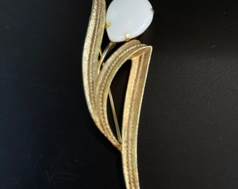 Vintage Sarah Coventry  White  Milk Glass  Gold Flower Brooch Pin