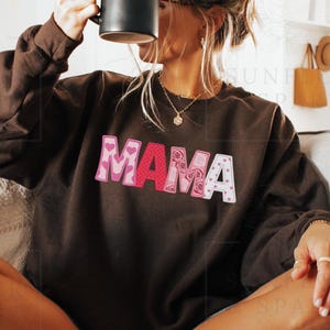 Felpa con lettere patchwork MAMA, stile college con cuore floreale rosa e rosso