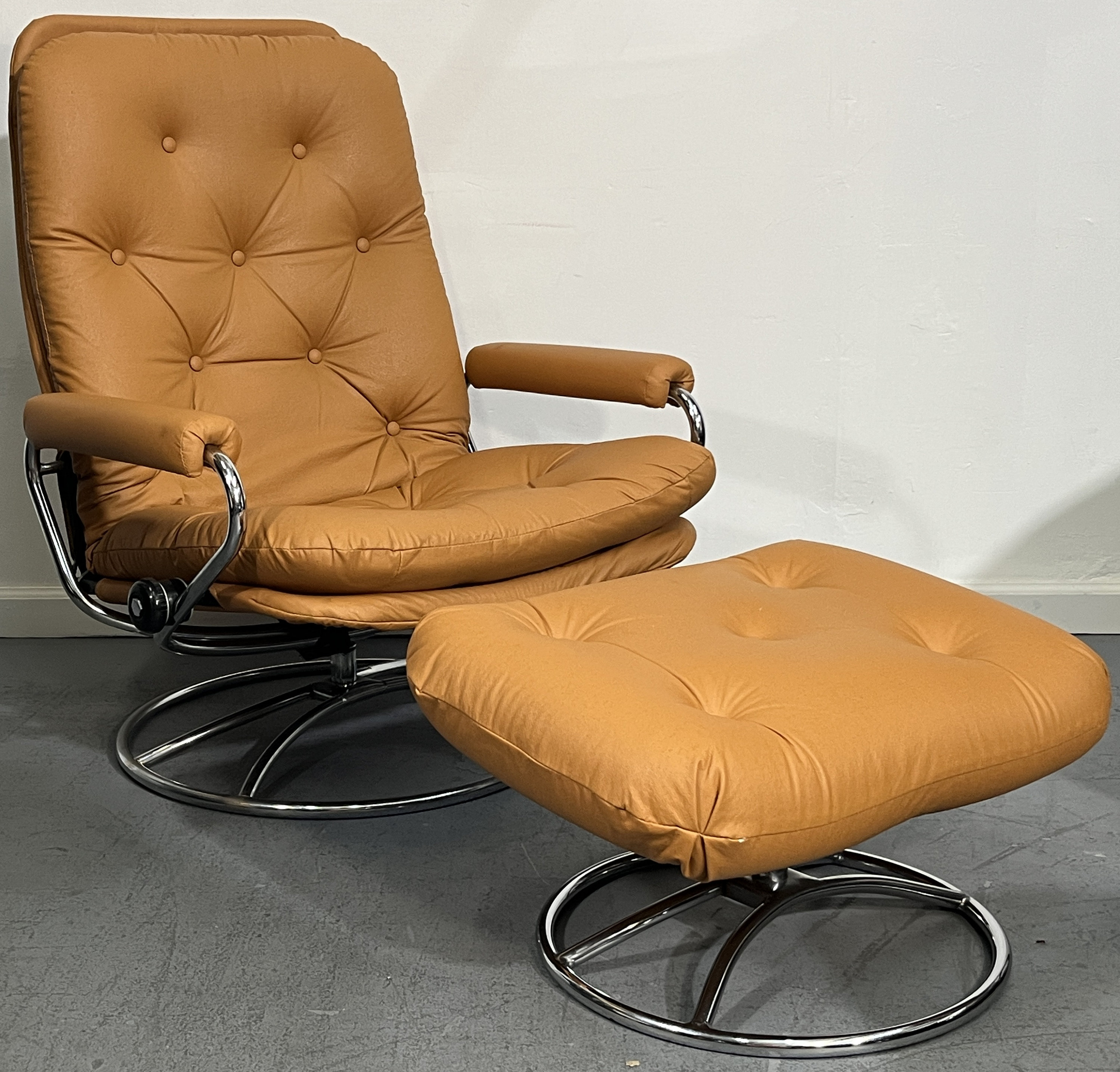 Vintage Mid Century Original 1971 Ekornes Stressless Orange Vintage Mid Century Original 1971 Ekornes Stressless Orange