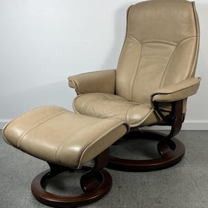 Ekornes Stressless Medium &quot;Governor&quot; Sand Leather Swivel Recliner Chair & Ottoman Made in Norway