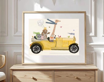 Op de afbeelding: Een ingelijste kunstdruk met een gele oldtimer bestuurd door een giraffe met een blauwe sjaal, met een beer, wasbeer en andere kleine dieren als passagiers. De scène bevat witte ballonnen en kleine kleurrijke vogels in de lucht.