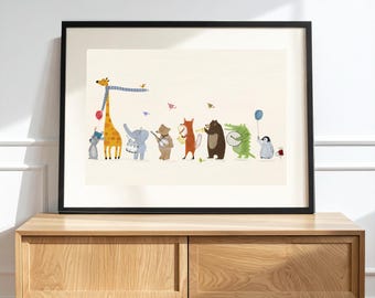 Op de afbeelding: Een ingelijste muurkunstprint met een speelse illustratie van een dierenparade, waaronder een giraf, olifant, beer, vos en pinguïn. De dieren bespelen verschillende muziekinstrumenten en houden kleurrijke ballonnen vast.