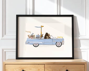 Op de afbeelding: Een ingelijste kunstdruk met een lichtblauwe cabriolet gevuld met diverse dieren, waaronder een giraf met een blauwe sjaal, een beer en een konijn. De illustratie staat op een effen achtergrond en zit in een zwarte lijst.