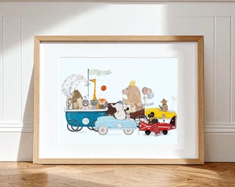 Op de afbeelding: Een ingelijste kunstdruk met een aquarelillustratie van diverse dieren, waaronder een leeuw, giraf en beer, rijdend in kleurrijke vintage speelgoedauto's en een blauwe wagen tegen een lichtblauwe achtergrond met ballonnen.