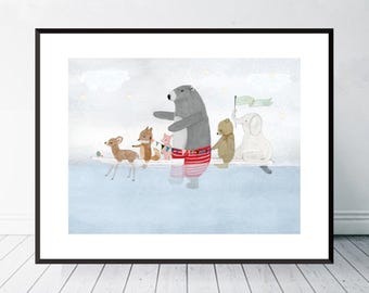 Op de afbeelding: Een ingelijste aquarelprint met een grijze beer in een rood-wit gestreepte korte broek, staand op een surfplank met een hert, een vos, een varken, een bruine beer en een olifant die een lichtgroene vlag vasthoudt tegen een lichtblauw wateroppervlak.