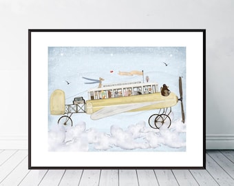 Op de afbeelding: Een ingelijste kunstdruk met een geel vliegtuig in vintage-stijl dat door een lichtblauwe lucht met witte wolken vliegt. Het vliegtuig vervoert verschillende kleine dierlijke passagiers in de cabine en een koffer achterop.