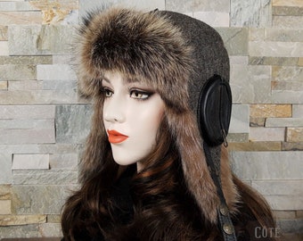 Cappello da aviatore in vera pelliccia da donna con tweed e vera pelliccia di procione riciclata, modello William, CA48