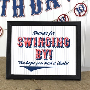 Könnte beinhalten: Ein schwarzes Schild mit weißen und blauen Baseball-Grafiken. Das Schild sagt "Danke fürs Vorbeischauen! Wir hoffen, du hattest Spaß!"