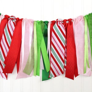 Roze Grinch kerstlintslinger | Rode, roze en felgroene kerstversieringen van snoepriet