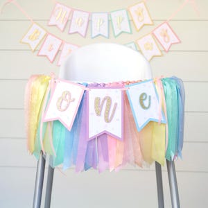 Guirnalda y banderines de cintas con diseño de arcoíris en tonos pastel para trona: Fiesta de helados de unicornio